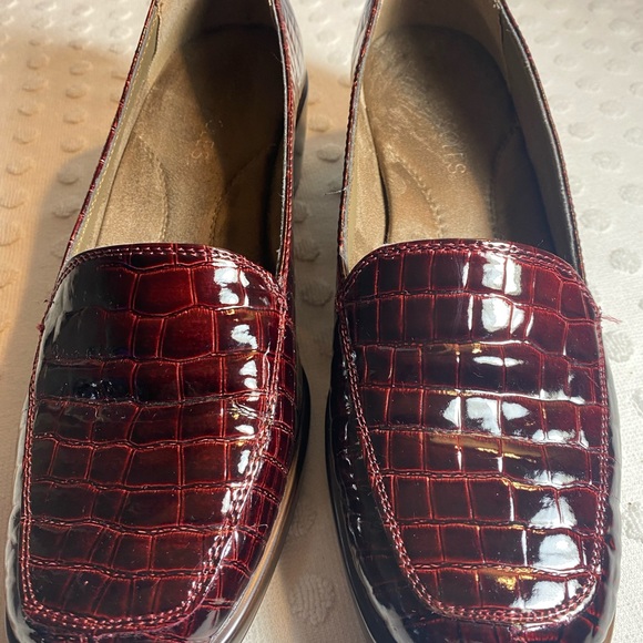 Aerosoles Women's Final Exam Wedge
women's burgundy Crocodile Loafers - Picture 2 of 16
